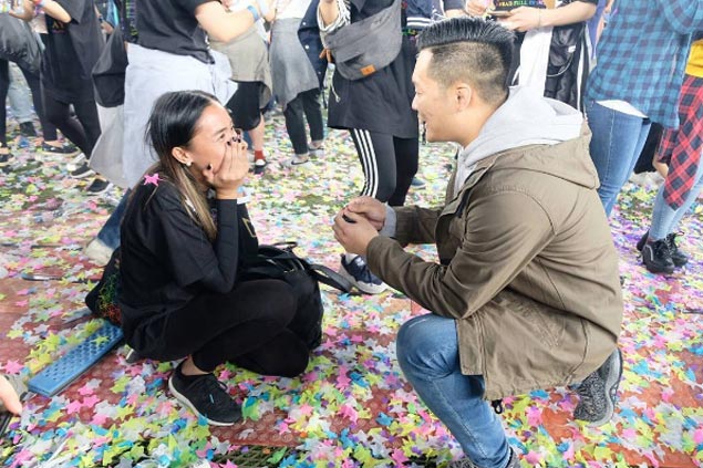 Former La Salle skipper Cha Cruz gets engaged during Coldplay