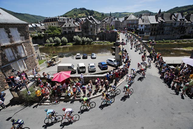 Sky riders show power again in keeping Chris Froome in yellow after wheel problem nearly derails champ