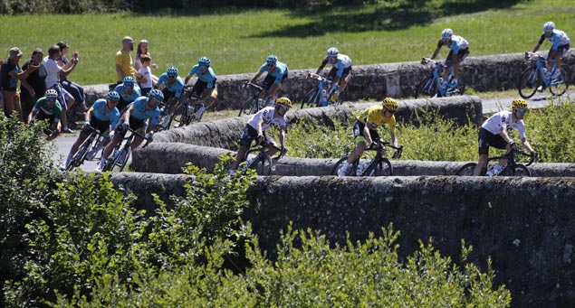 Froome regains control as Matthews wins stage 14 of Tour de France
