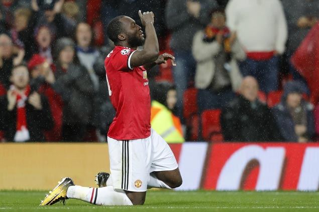 Romelu Lukaku continues fine play as Manchester United beats Basel but Paul Pogba hobbles off