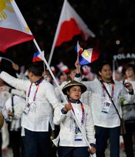 Hidilyn Diaz leads the Philippine delegation, including shooting chief Mikee Romero, in the opening ceremony.