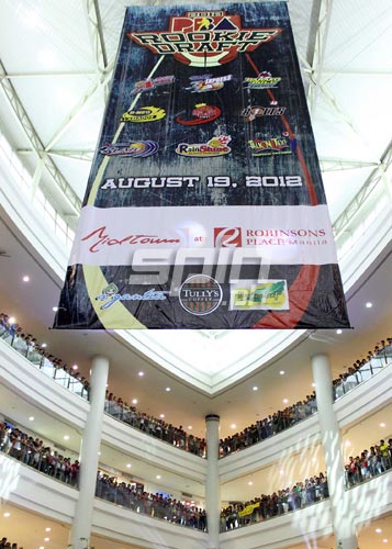 A huge Sunday crowd gets a high by witnessing the proceedings at the Robinsons Midtown Mall. Jerome Ascano A huge Sunday crowd gets a high by witnessing the proceedings at the Robinsons Midtown Mall. Jerome Ascano