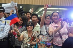 76-year old Barbara Montfort (waving flag) waited six hours just to see Michael Martinez in person at the SM Southmall.    Dante Peralta