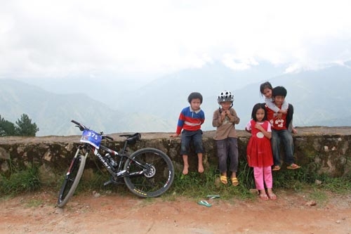 Friendly kids posing with a mountain bike remind bikers why they took part in the Cordiller Challenge. Chris Linag
