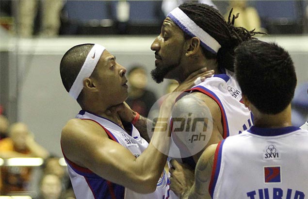 Renaldo Balkman melts down, grabs at teammate Arwind Santos' neck 