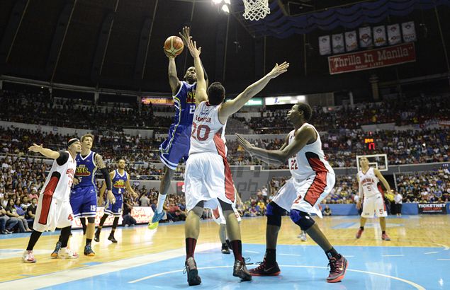 Denzel Bowles announces his return to the PBA by nailing a short jumper for Purefoods' first basket of the night. Denzel Bowles announces his return to the PBA by nailing a short jumper for Purefoods' first basket of the night.