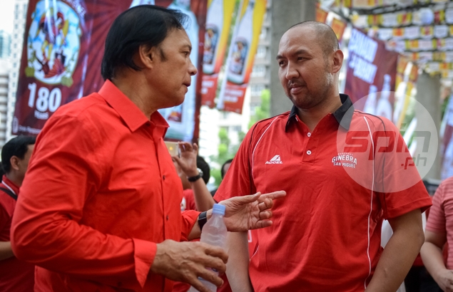 Robert Jaworski in a separate huddle with Ginebra's rookie coach Jeffrey Cariaso. Photo by Jaime T. Campos