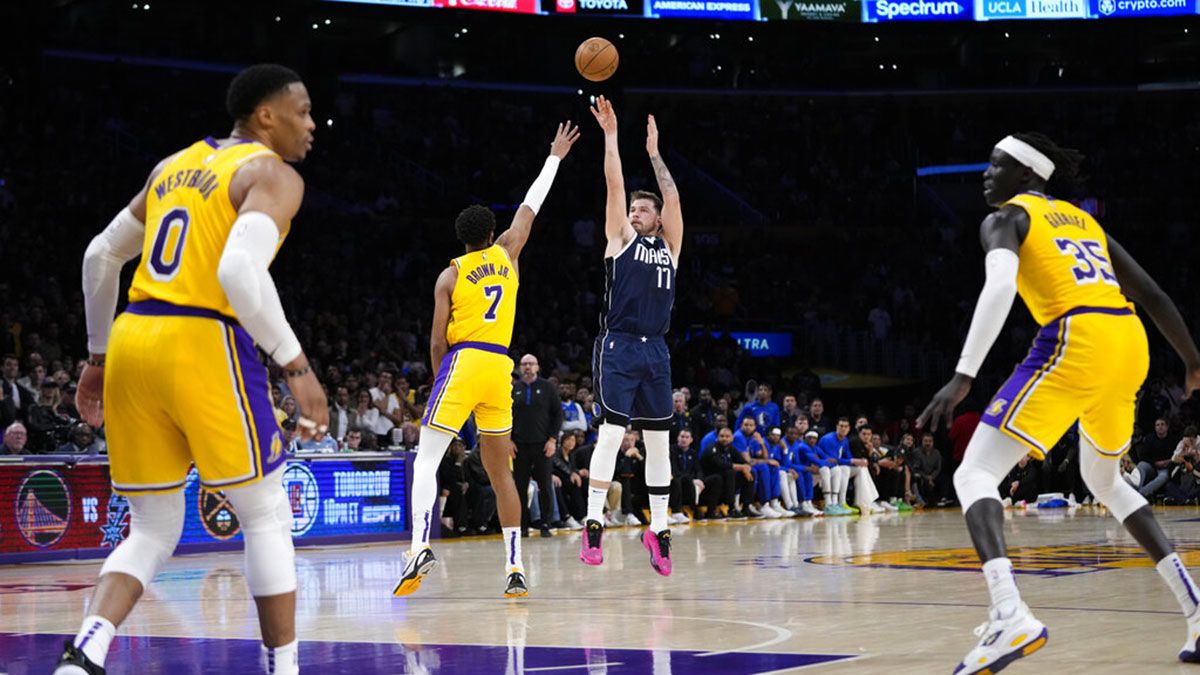 Doncic hits 2 big 3-pointers, Mavs top Lakers 119-115 in 2OT