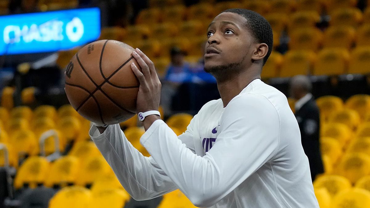 Kings star De'Aaron Fox doubtful for Game 5 with fractured finger on  shooting hand: report