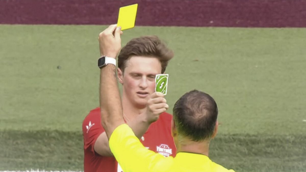Player Pulls UNO Reverse Card on Referee After He Was Given a Yellow Card,  Hilarious Moment From Football Match Goes Viral (Watch Video)