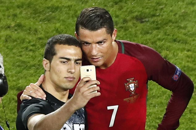 Daily Football — Cristiano Ronaldo takes a selfie with a fan at