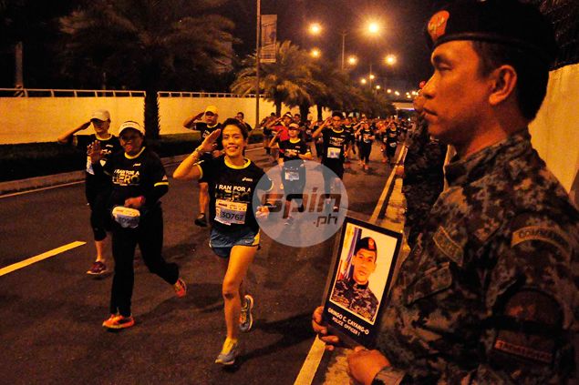 Touching scenes as runners in Condura Skyway Marathon salute 44 SAF heroes