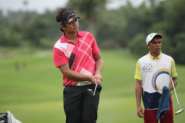 Clyde Mondilla pounces on leaders' mistakes to take lead on wild day at Riviera