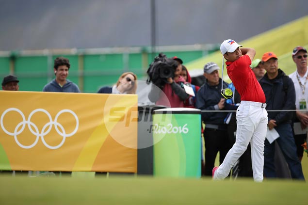 Enduring pain on shoulder, Miguel Tabuena tumbles down Olympic leaderboard after a 75