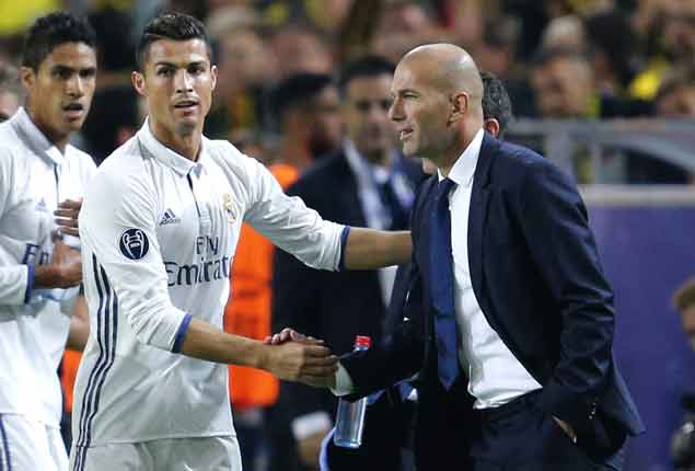 Zidane draws praise but deflects credit to players as Real Madrid nears new unbeaten record
