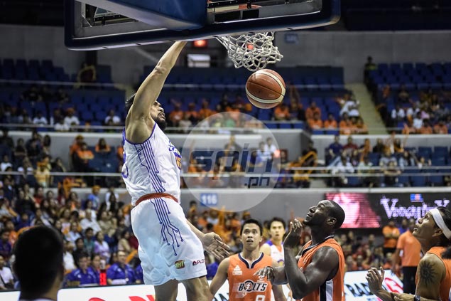 Left red-faced by a Newsome dunk, Ranidel de Ocampo comes up with a slam of his own