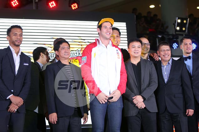 After being mentored by Ildefonso and Fernandez, Fajardo more than willing to help out rookie AVO