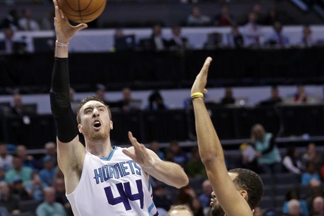 Hornets gain share of Eastern Conference lead, stretch streak to four with win over Jazz