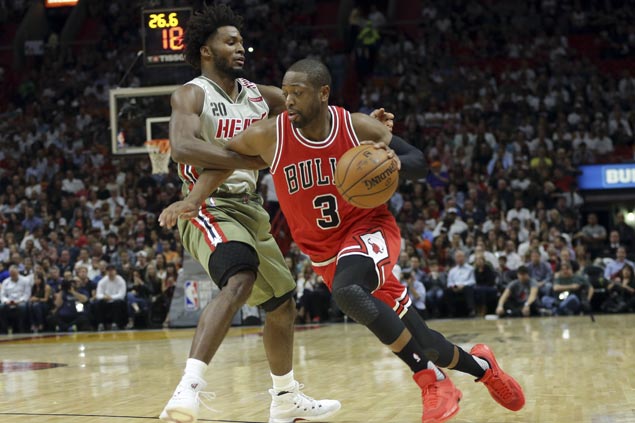 Dwyane Wade solid in return to Miami, helps lift Bulls to victory over skidding Heat