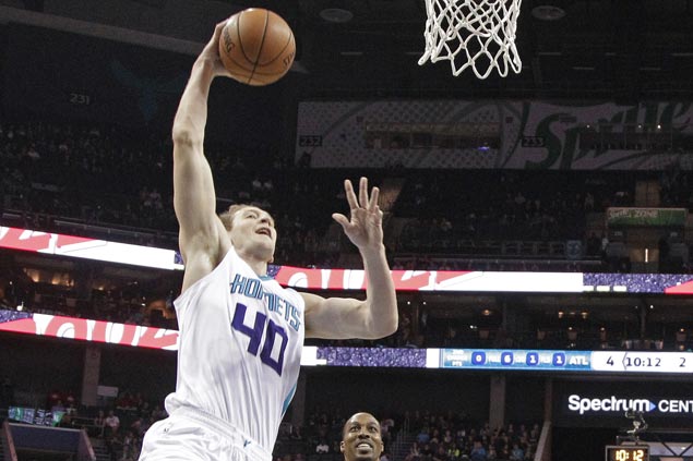 Batum, Zeller star as Hornets end Hawks' win streak at six