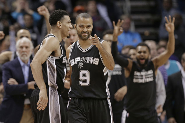 Spurs squeak past skidding Hornets to stay unbeaten on the road