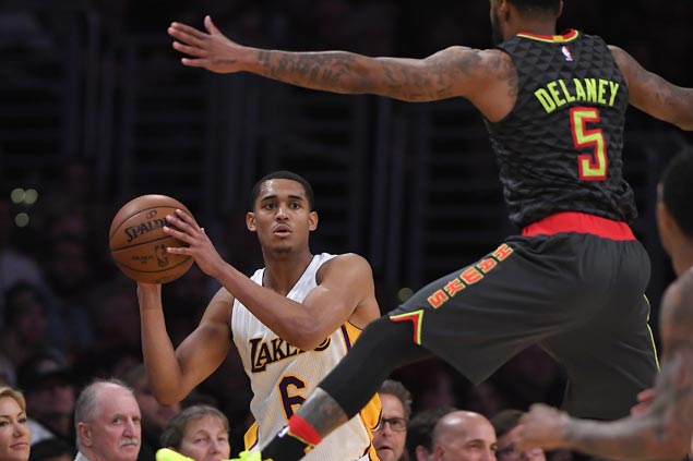 Lakers end two-game skid with victory over Hawks