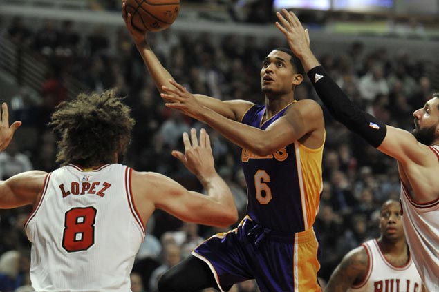 Julius Randle nails crucial basket late as weary Lakers outlast Bulls in thrilling finish
