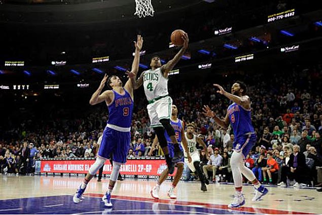 Isaiah Thomas matches season-high 31 points as Celtics send Sixers to sixth straight loss