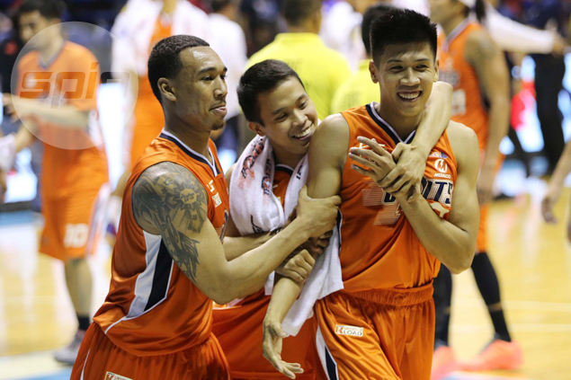Reversal of roles for sister teams as Meralco rips TNT behind Daquioag's heroics