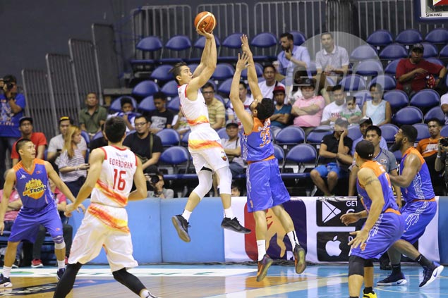 JC Intal left puzzled by sudden Phoenix slump: 'Para kaming hindi pro team'