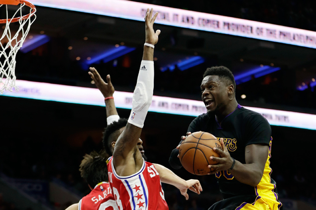Lakers stop eight-game skid with squeaker over lowly Sixers
