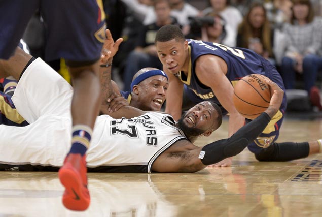 Spurs ride strong second quarter to victory over lowly Pelicans