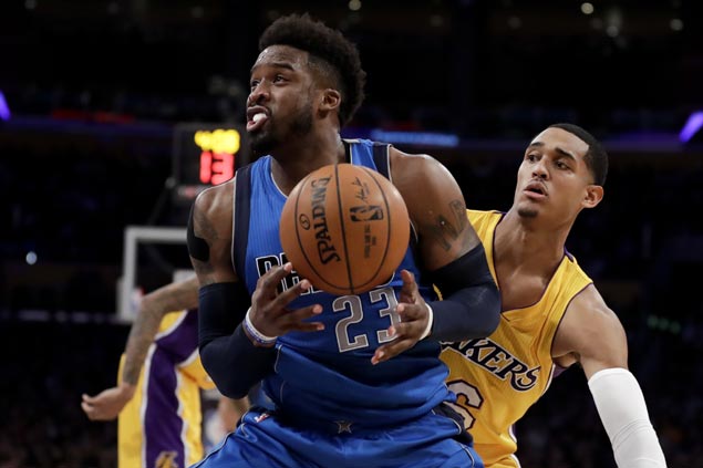 Wes Matthews, Mavericks heat up in the third, claw back from 11 points down to stun Lakers