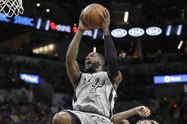 Spurs shake off sluggish start to beat Blazers and stretch streak to four
