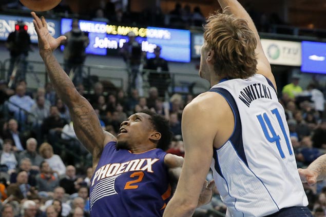 Eric Bledsoe leads late push as surging Suns close out strong to edge lowly Mavs