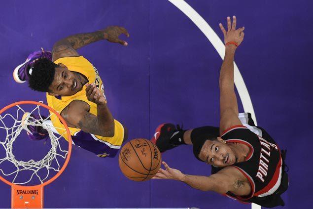 CJ McCollum, Damian Lillard lead way as Blazers win 10th in a row over Lakers