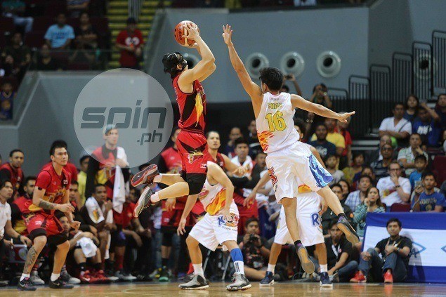 Alex Cabagnot clutch yet again as San Miguel frustrates Rain or Shine in OT
