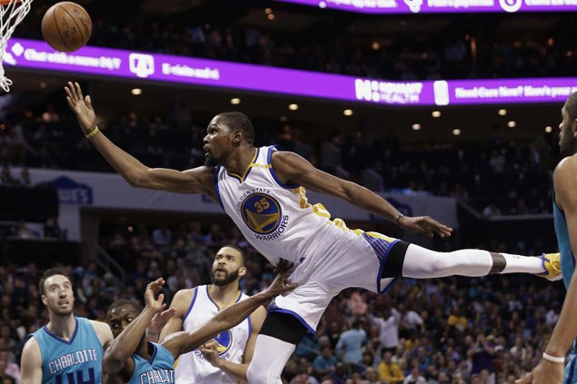 Warriors leave it late before beating Hornets to get back on winning track