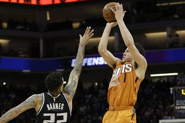 Devin Booker hits winner at buzzer as Suns edge Kings to halt five-game slide