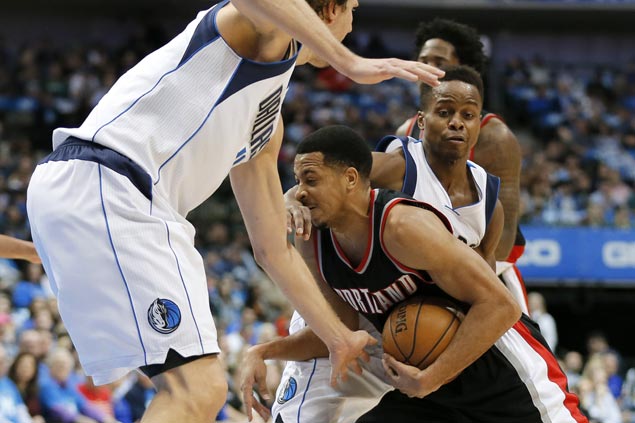 CJ McCollum hits jumper at the buzzer as Blazers thwart late Mavericks ...