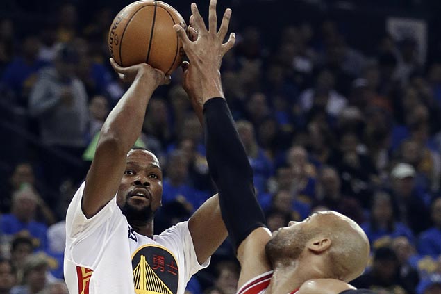 Klay shows way, KD regains form as Warriors rip depleted Bulls to get back on winning track