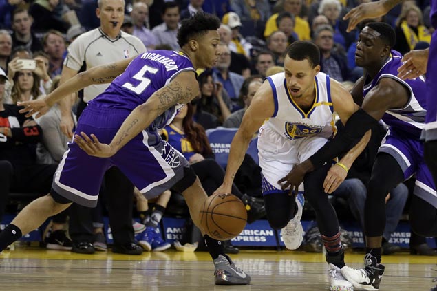 Warriors ride huge third quarter to beat Kings and get back on winning track