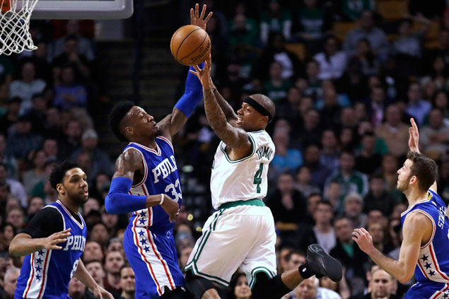 Isaiah Thomas ties John Havlicek scoring mark as Celtics overcome Sixers for fourth straight win