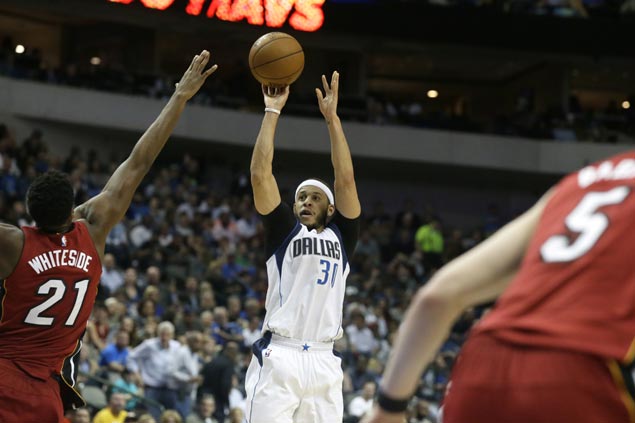 Seth Curry catches fire late to cap Mavs comeback and arrest Heat's three-game win run