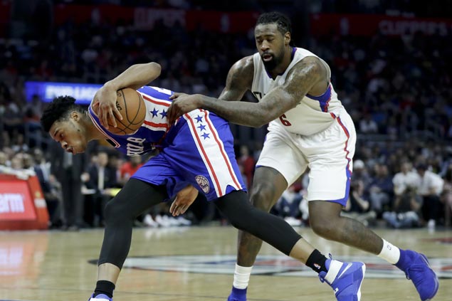 Chris Paul scores 30 as Clippers overcome pesky Sixers