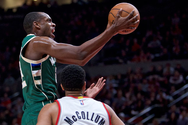 Khris Middleton hits go-ahead basket as Bucks beat Blazers to get back ...