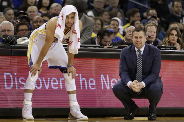 Warriors shake off sluggish start to clobber Kings for sixth straight win
