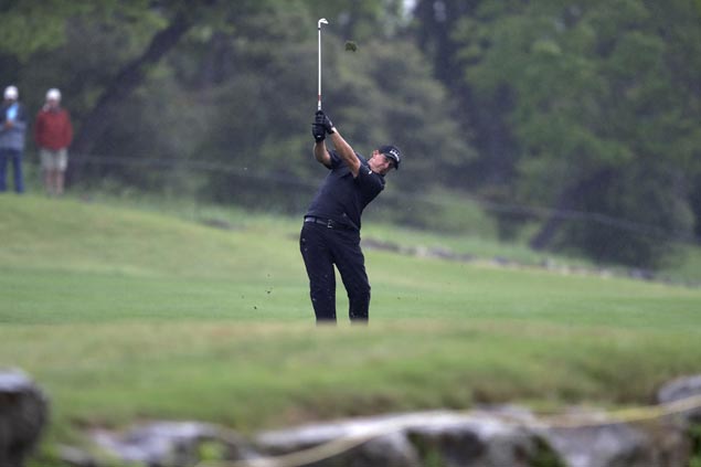 Dustin Johnson, Phil Mickelson sustain fine form to cruise to Round of 16 in WGC Match Play