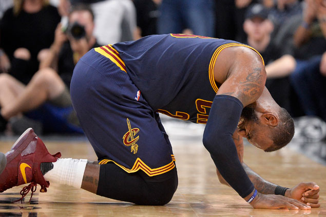 LeBron James shrugs off injury scare, insists he'll be ready to play in ...