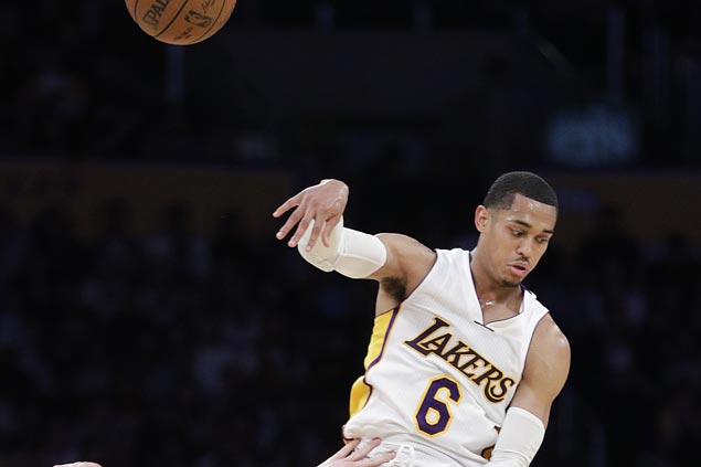 Lakers stretch streak to three with narrow victory over Kings